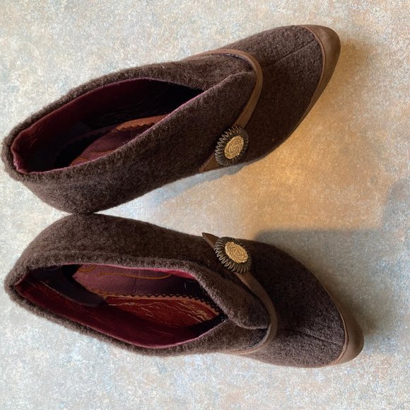 ADORABLE! Brown pumps. Size 7 (37)! SO UNIQUE AND EYE-CATCHING! - Picture 1 of 4